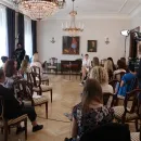 Viimase e-külalistunni andis president Kersti Kaljulaid. Erinevalt teistest tundidest oli siin ka saalis mõned kuulajad.   