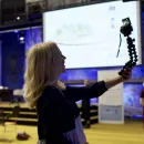 Õpilane Anella Veebel uudistas e-külalistunni vlogis Kultuurikatlas.   